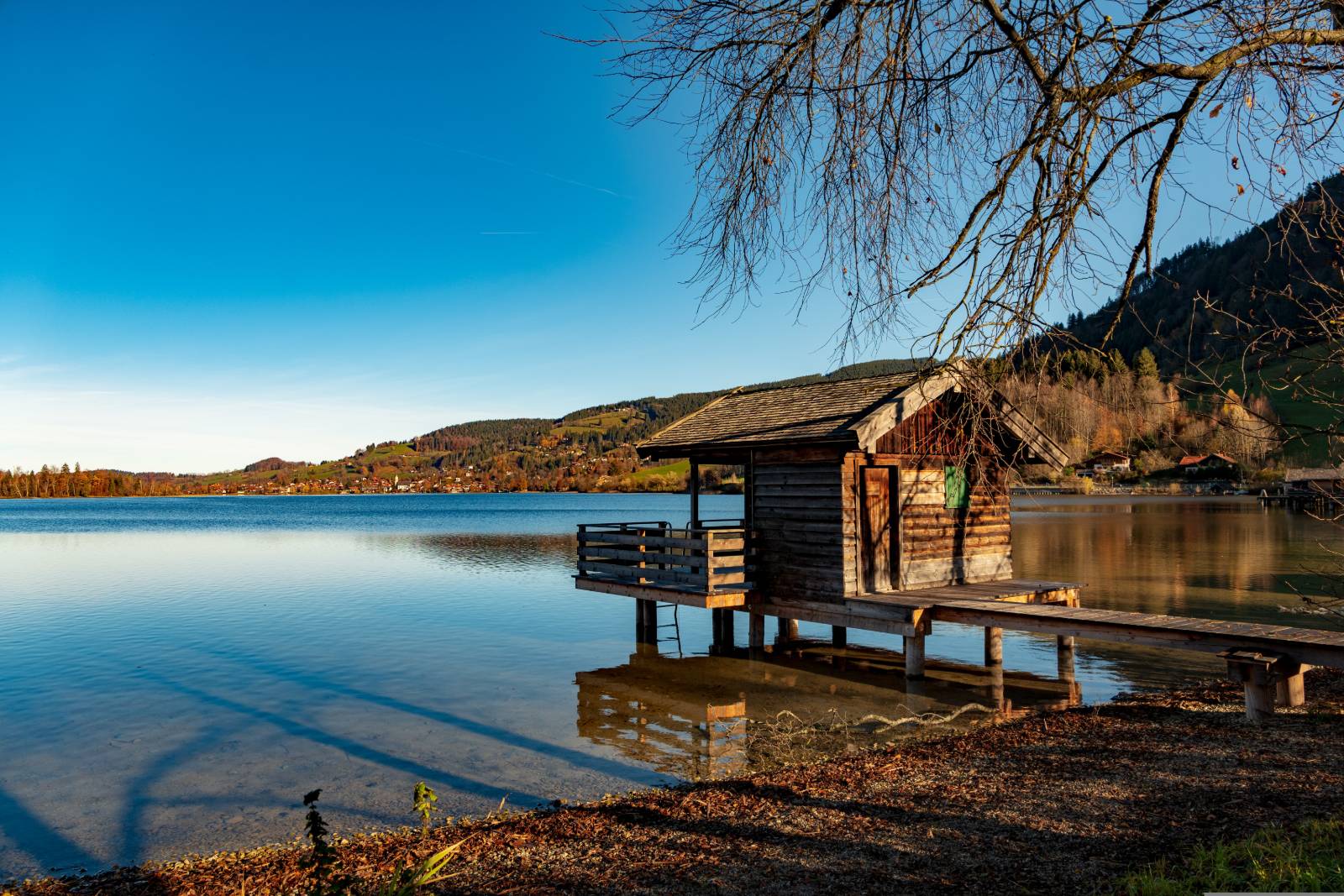 Bootshaus am Schliersee vor den Bergen
