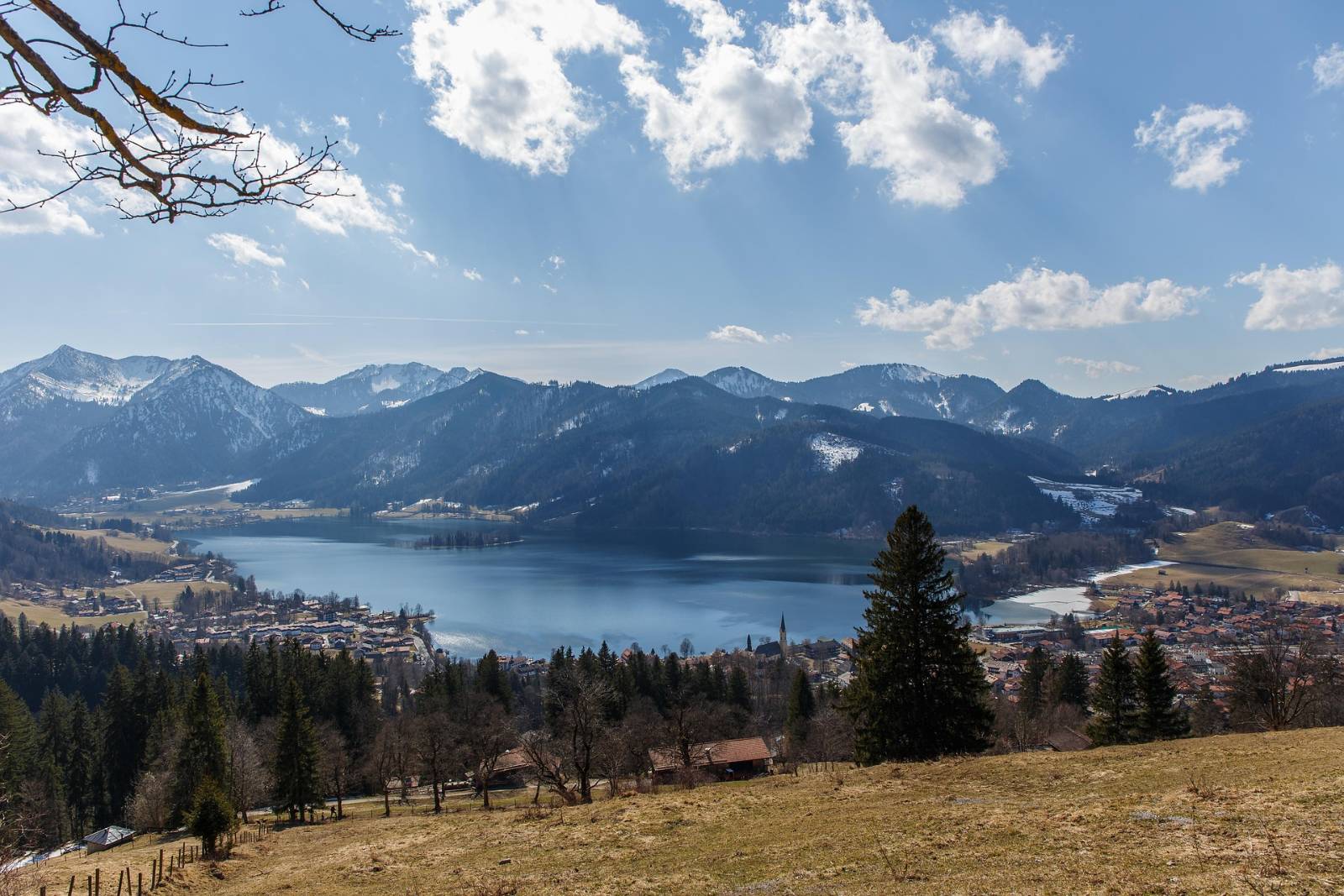Blick über den Schliersee auf Ort und Berge