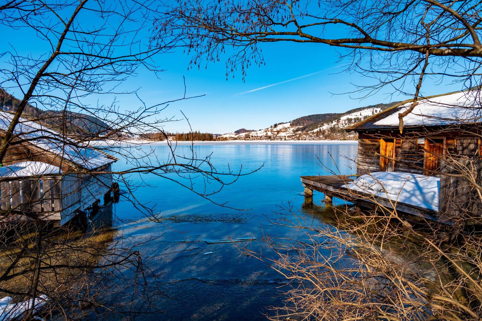 Besneeuwde botenhuizen aan de Schliersee