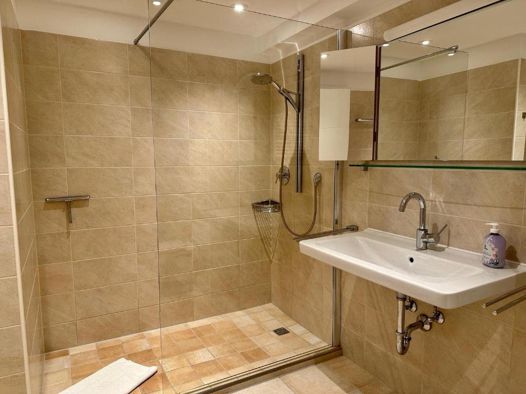 Barrierefreies Badezimmer mit bodengleicher Regendusche