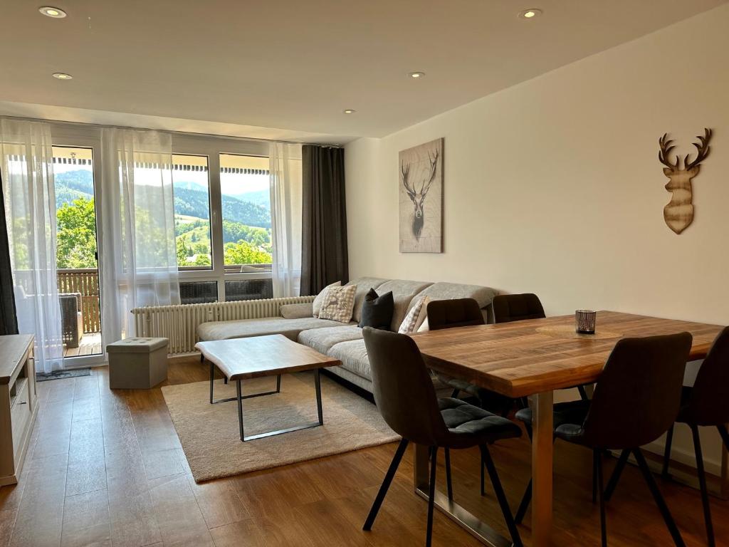 Wohnzimmer mit Bergblick — Apartment BergSeeTraum