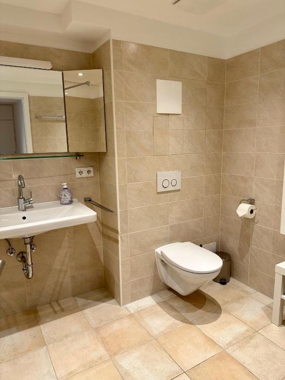 Modernes Bad mit bodengleicher Dusche — BergSeeTraum Schliersee
