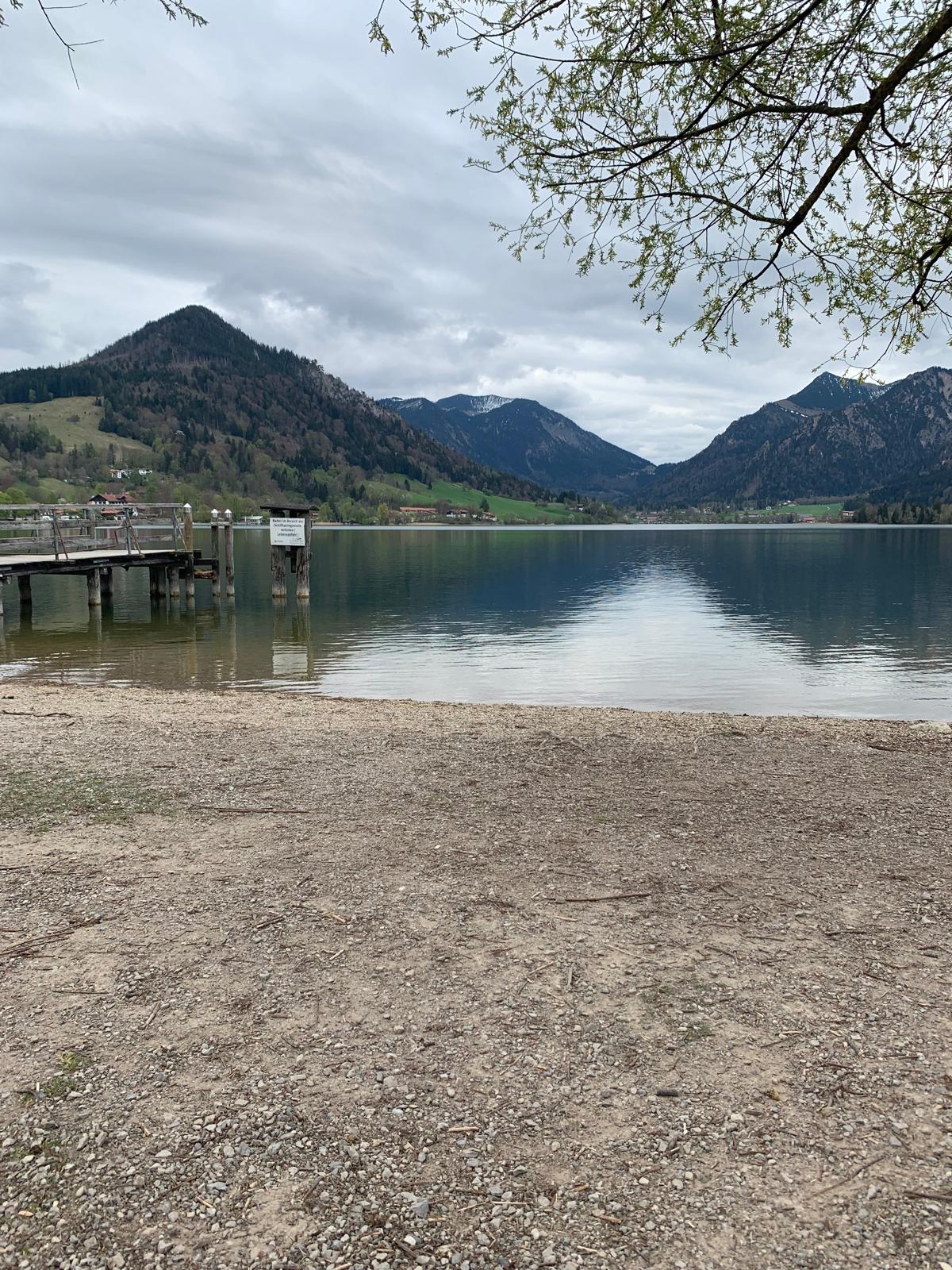 Sonnenuntergang am Schliersee mit Silhouetten am Steg — eigene Aufnahme