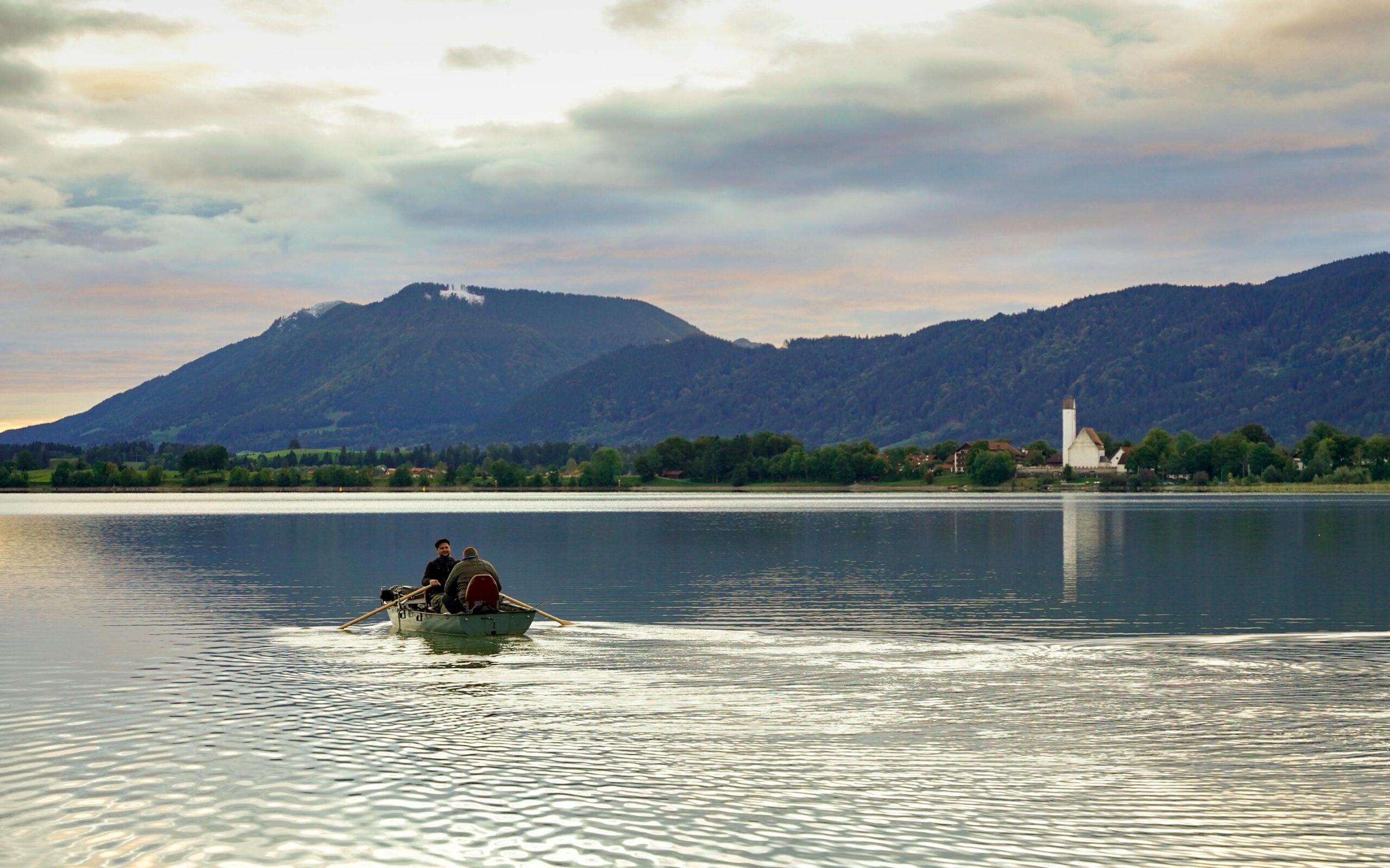 Schliersee mit Kirche St. Sixtus — Drehort der Bergpolizei und Landarztpraxis